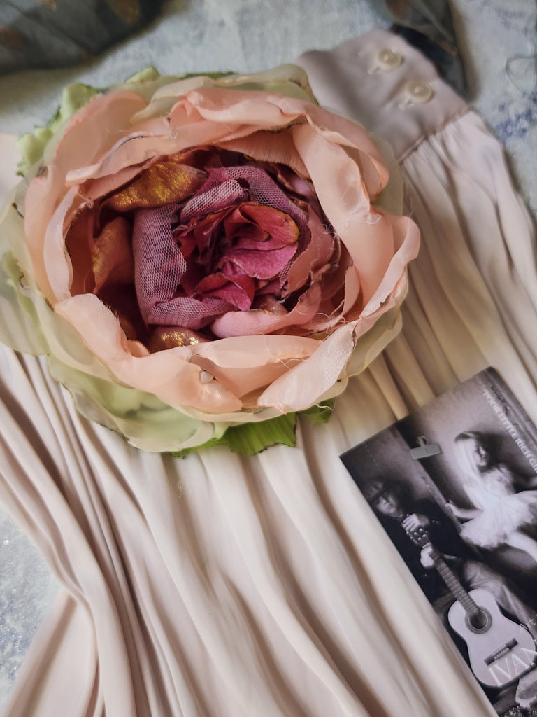 Shakespeare Talk / Cottage Jabot Silk Romantic Flower Fabric Rose Camellia Bowtie Antique Lace 20th century 60s archives