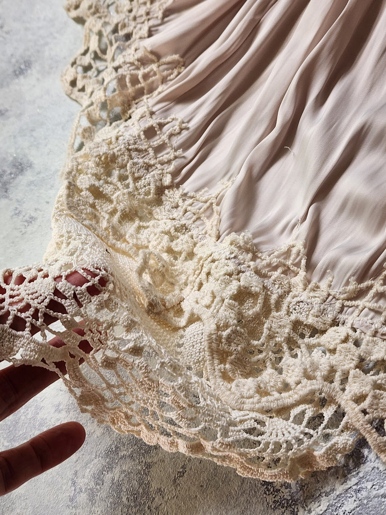 Shakespeare Talk / Cottage Jabot Silk Romantic Flower Fabric Rose Camellia Bowtie Antique Lace 20th century 60s archives