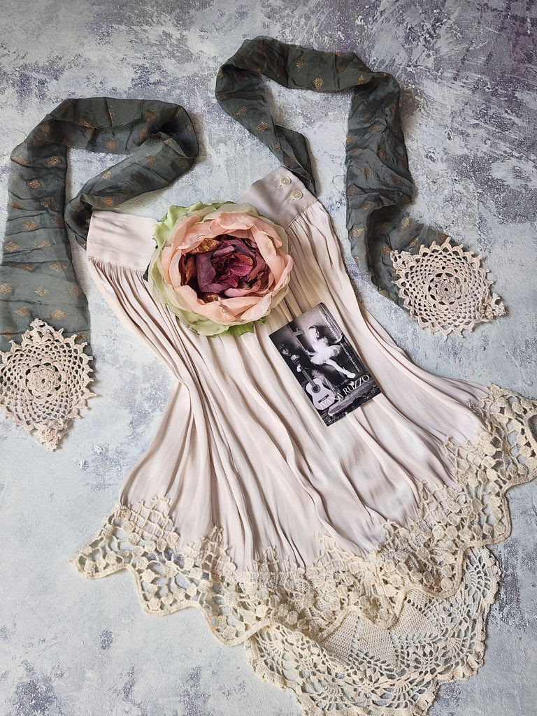 Shakespeare Talk / Cottage Jabot Silk Romantic Flower Fabric Rose Camellia Bowtie Antique Lace 20th century 60s archives